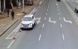 奇瑞SUV离奇事故，无人驾驶状态下撞倒护栏