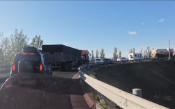 网友偶遇大堵车，头车司机意外原地入睡导致交通堵塞