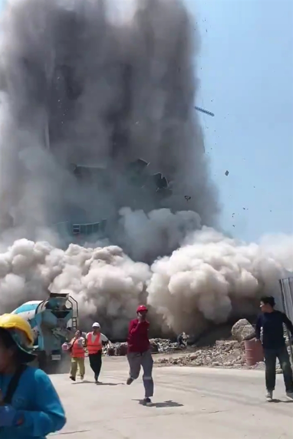 泰国曼谷在建高楼在缅甸地震中倒塌,瞬间灰飞烟灭-图4 泰国曼谷在建高楼在缅甸地震中倒塌,瞬间灰飞烟灭-图4