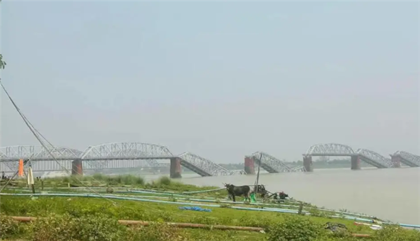 缅甸历史大桥在强震中扭曲变形,标志性桥梁遭遇严峻考验-图1 缅甸历史大桥在强震中扭曲变形,标志性桥梁遭遇严峻考验-图1