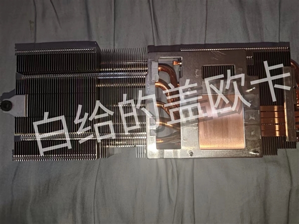 AMD公版RX 9070 XT全方位曝光与拆解,熟悉的设计风采-图6 AMD公版RX 9070 XT全方位曝光与拆解,熟悉的设计风采-图6