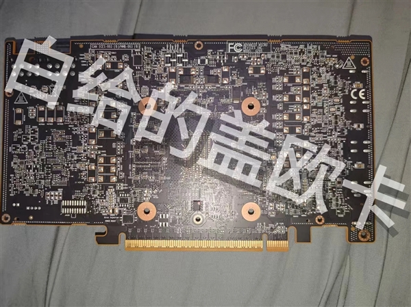 AMD公版RX 9070 XT全方位曝光与拆解,熟悉的设计风采-图4 AMD公版RX 9070 XT全方位曝光与拆解,熟悉的设计风采-图4