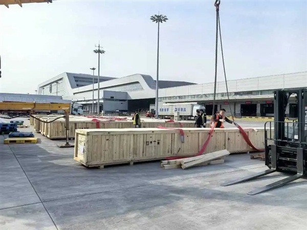 顺丰跨国运输超大钢铁巨兽,拆飞机头挑战运输极限-图2 顺丰跨国运输超大钢铁巨兽,拆飞机头挑战运输极限-图2
