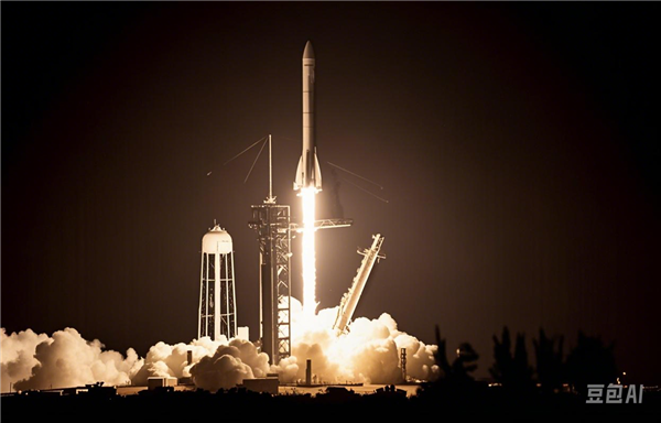 SpaceX开展人类首次载人绕地球两极飞行任务-图1 SpaceX开展人类首次载人绕地球两极飞行任务-图1