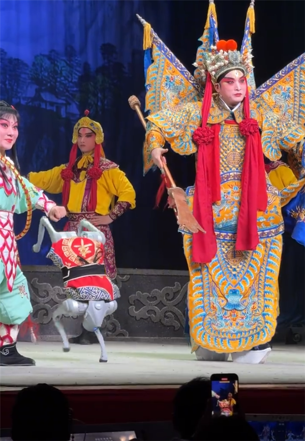 机器哮天犬登上婺剧舞台,神祇角色遭遇科技惊喜-图3 机器哮天犬登上婺剧舞台,神祇角色遭遇科技惊喜-图3