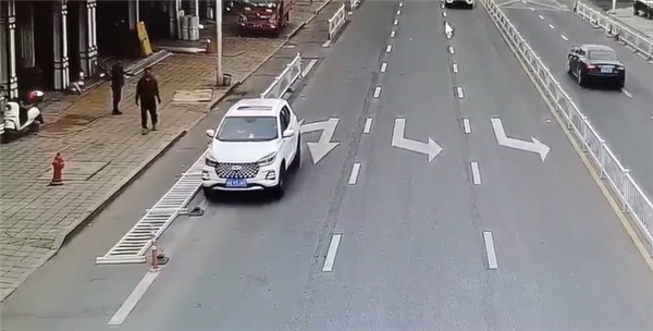 奇瑞SUV离奇事故,无人驾驶状态下撞倒护栏-图1 奇瑞SUV离奇事故,无人驾驶状态下撞倒护栏-图1