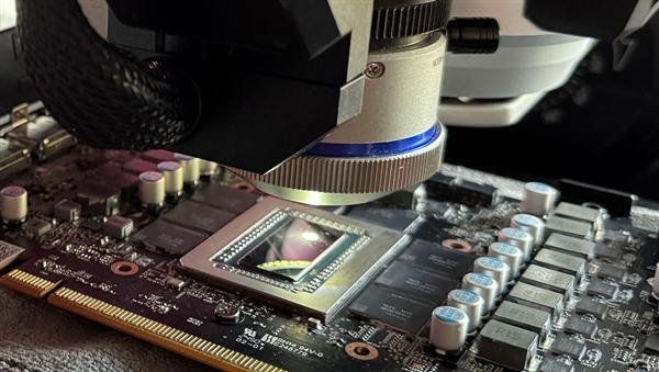 撼讯RX 9070 XT GPU表面细节揭秘，高达1934个坑与温度飙升至113℃的惊人现象！-图1
