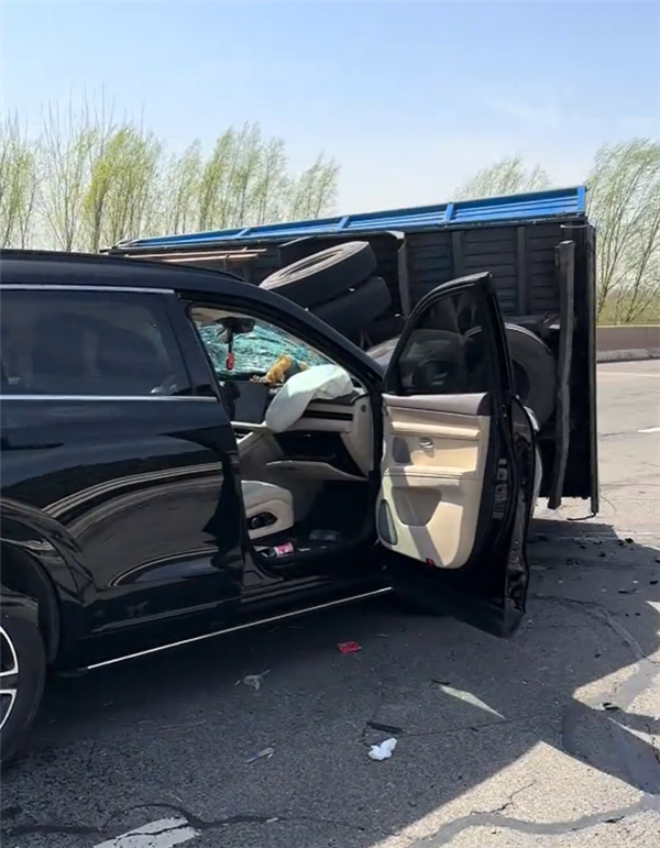 问界M7遭遇重载货车撞击,车主奇迹生还,现场淡定与车合影留念-图1 问界M7遭遇重载货车撞击,车主奇迹生还,现场淡定与车合影留念-图1