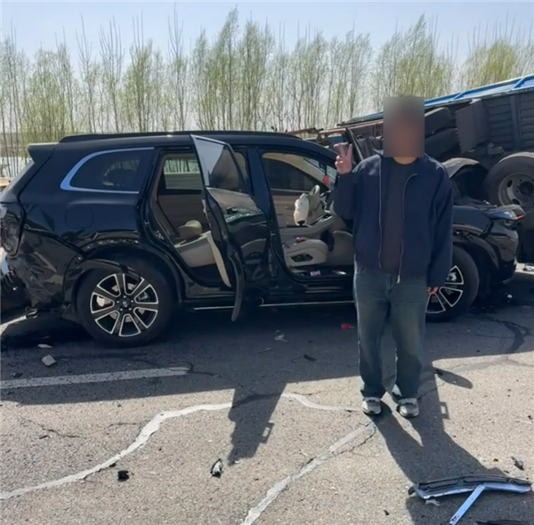 问界M7遭遇重载货车撞击,车主奇迹生还,现场淡定与车合影留念-图4 问界M7遭遇重载货车撞击,车主奇迹生还,现场淡定与车合影留念-图4