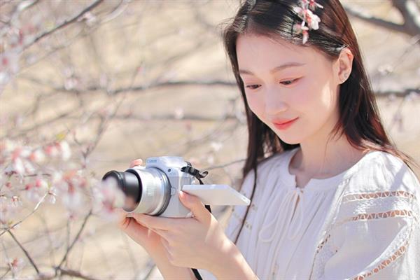 佳能EOS R50春日桃花人像实拍感受-图12 佳能EOS R50春日桃花人像实拍感受-图12