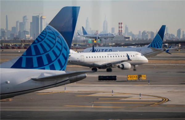 美国波音737客机空中起火频发，美联航遭遇连串飞行事故！-图1