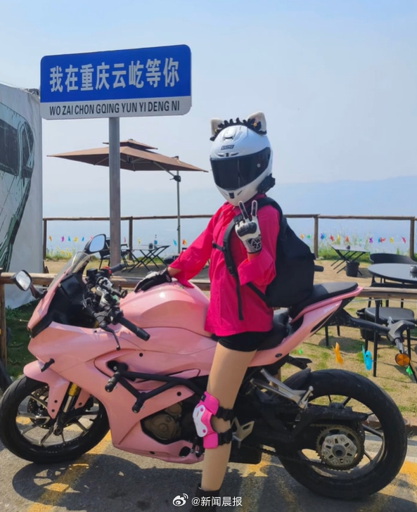 22岁女骑手车祸去世，目击者揭示事故细节，事发地点掉头车道悲痛瞬间-图1