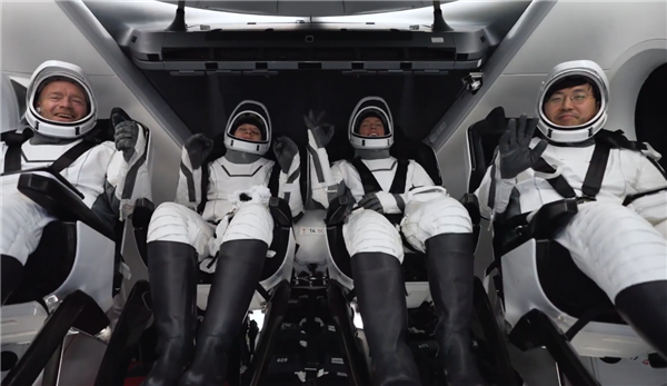 SpaceX载人绕飞地球两极任务成功完成,机组安全返回地球-图3 SpaceX载人绕飞地球两极任务成功完成,机组安全返回地球-图3