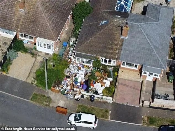 英国退休助产士成瘾引发邻里纷争，自家花园变垃圾场-图1