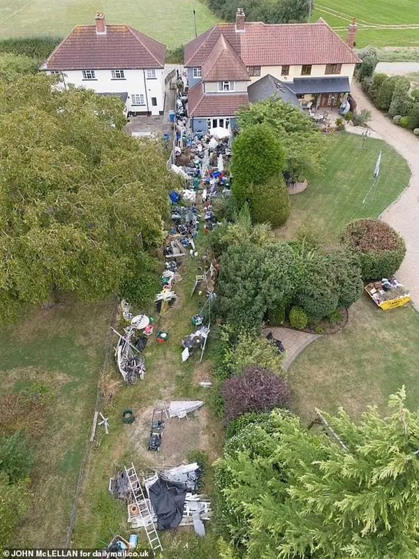 英国退休助产士成瘾引发邻里纷争，自家花园变垃圾场-图5