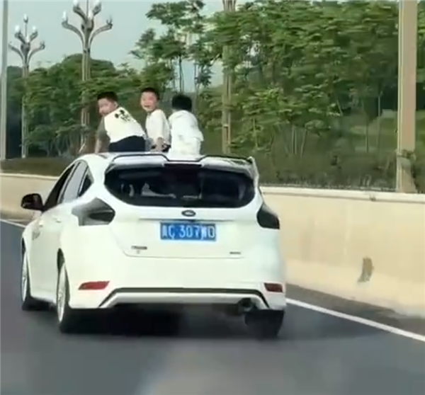 行驶途中男孩从天窗探身,危险行为致人死亡案例警示!-图1 行驶途中男孩从天窗探身,危险行为致人死亡案例警示!-图1