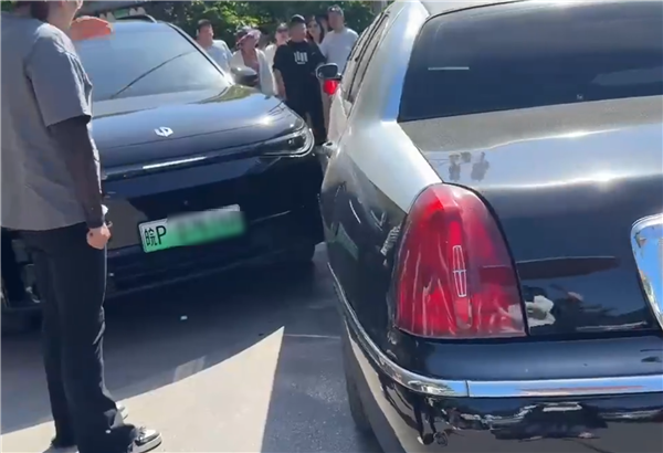 男子驾驶超长林肯冒险闯皖南川藏线引发事故引网友热议-图3