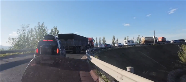 网友偶遇大堵车,头车司机意外原地入睡导致交通堵塞-图1 网友偶遇大堵车,头车司机意外原地入睡导致交通堵塞-图1