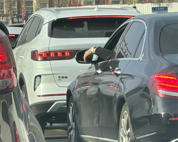 中年男人的驾驶热情，探究开车背后的原因与动机-图2