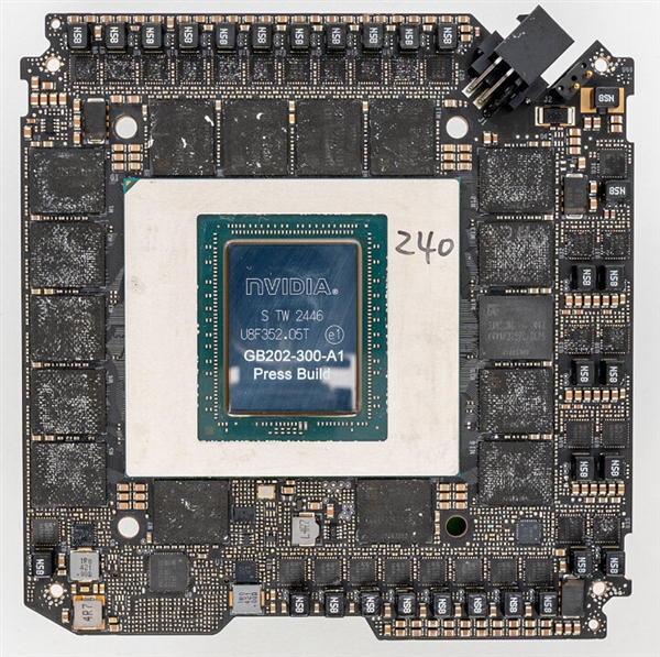 RTX PRO 6000专业显卡开售，96GB显存，价格高达9万元-图10
