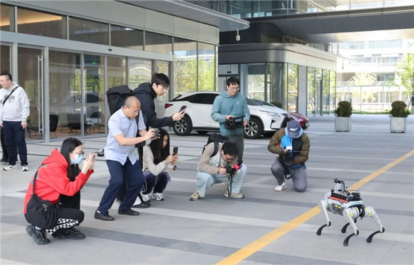 机器狗跑进百姓生活，杭州造智能药箱与温馨陪伴的新时代来临-图1
