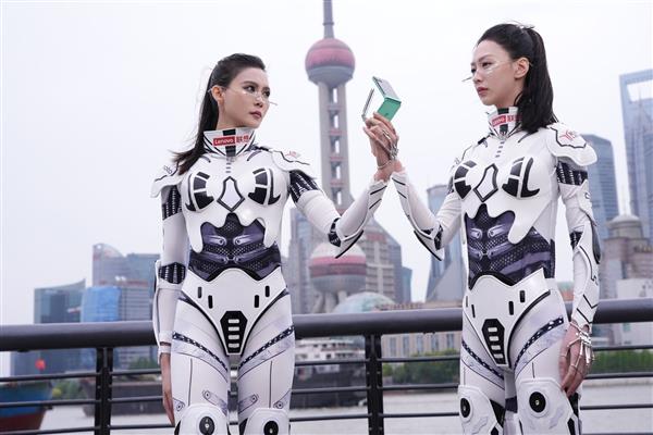 联想moto携机器狗与机器姬亮相外滩，新品发布会定于5月8日-图1