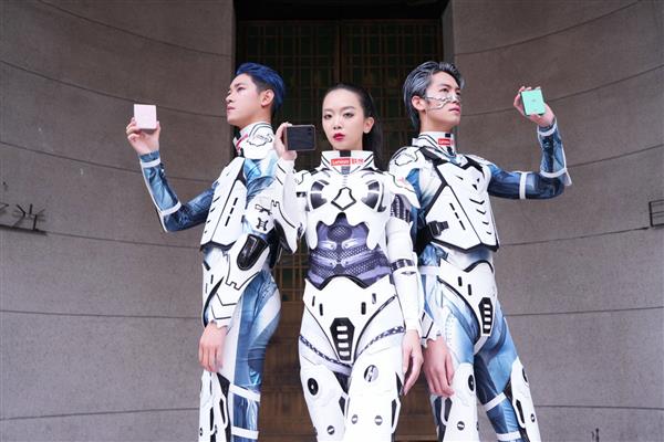 联想moto携机器狗与机器姬亮相外滩，新品发布会定于5月8日-图3