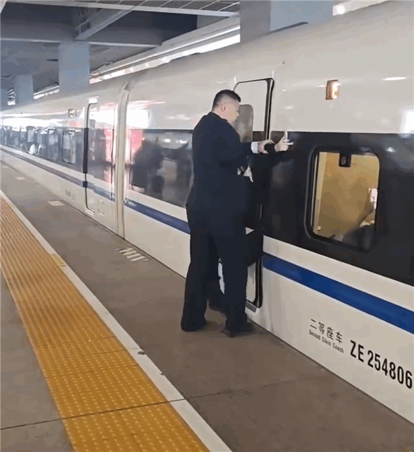 高铁站拦门事件再现，乘客身体不适下车时被车门夹住，官方通报细节-图3