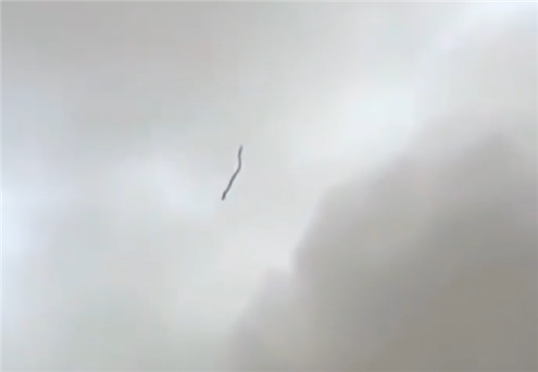 西安夜空不明黑影揭秘,强对流天气下的龙影解读-图1 西安夜空不明黑影揭秘,强对流天气下的龙影解读-图1
