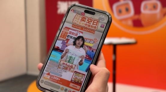 快手直播间催生多元新职业,获客率七成来自直播电商报告揭秘-图1 快手直播间催生多元新职业,获客率七成来自直播电商报告揭秘-图1