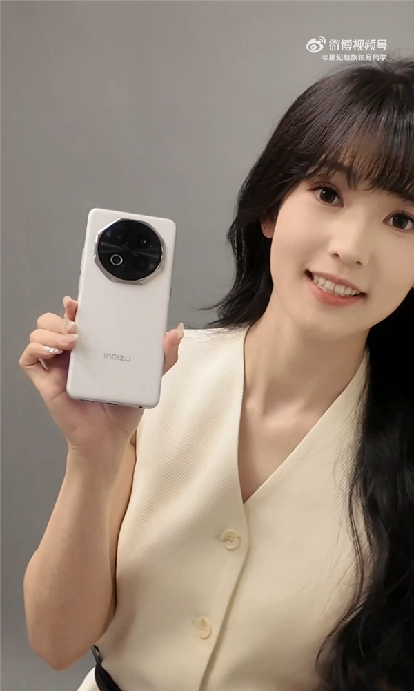 美女产品经理晒魅族Note 16定妆照,纯白机身设计亮眼,八边形镜头瞩目-图2 美女产品经理晒魅族Note 16定妆照,纯白机身设计亮眼,八边形镜头瞩目-图2