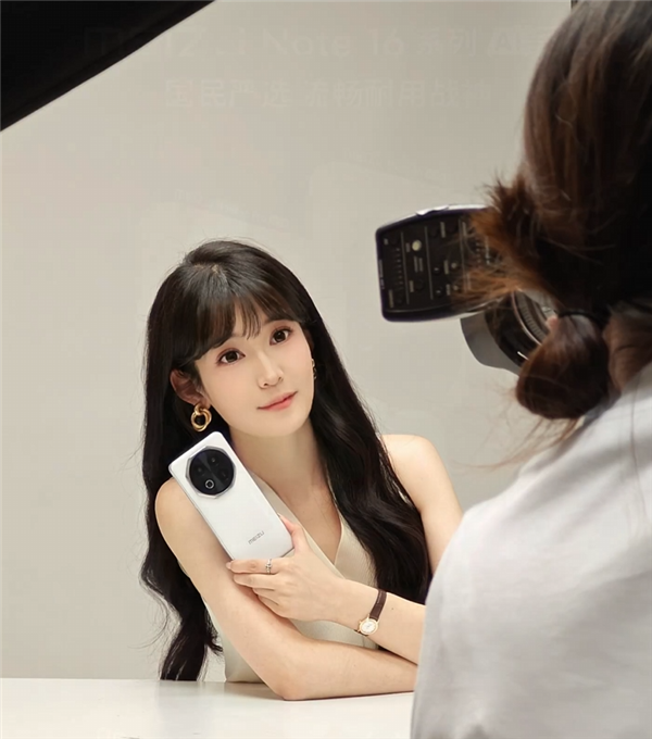 美女产品经理晒魅族Note 16定妆照,纯白机身设计亮眼,八边形镜头瞩目-图1 美女产品经理晒魅族Note 16定妆照,纯白机身设计亮眼,八边形镜头瞩目-图1