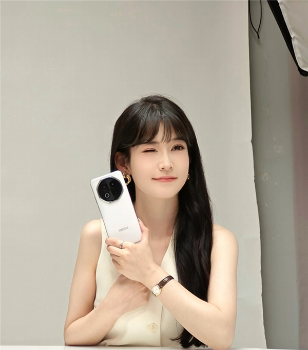 美女产品经理晒魅族Note 16定妆照,纯白机身设计亮眼,八边形镜头瞩目-图3 美女产品经理晒魅族Note 16定妆照,纯白机身设计亮眼,八边形镜头瞩目-图3