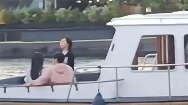 萌娃神似雷军笑容,网友直呼雷总女孩版笑甜-图1 萌娃神似雷军笑容,网友直呼雷总女孩版笑甜-图1