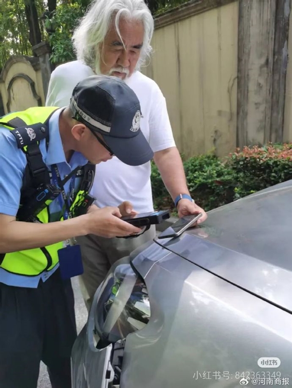 张纪中杭州驾车送娃上学撞车事件，全责判决引发关注热议-图1