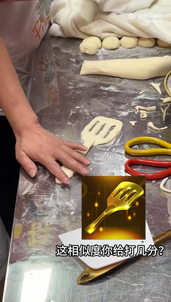 河南老板制作铲子造型烧饼,还原金铲铲之战装备,深受顾客喜爱-图2 河南老板制作铲子造型烧饼,还原金铲铲之战装备,深受顾客喜爱-图2