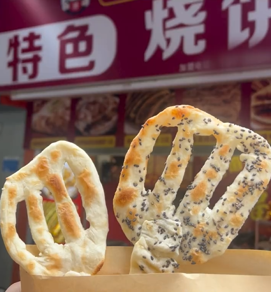 河南老板制作铲子造型烧饼,还原金铲铲之战装备,深受顾客喜爱-图3 河南老板制作铲子造型烧饼,还原金铲铲之战装备,深受顾客喜爱-图3
