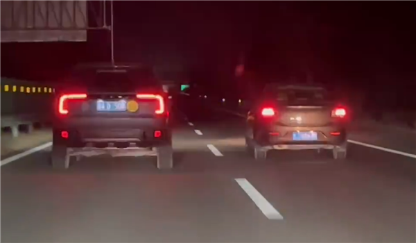 高速龟速车再现,如何应对挡路行为,远光灯无效的治疗之法-图1 高速龟速车再现,如何应对挡路行为,远光灯无效的治疗之法-图1