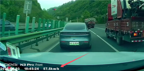 高速龟速车再现,如何应对挡路行为,远光灯无效的治疗之法-图3 高速龟速车再现,如何应对挡路行为,远光灯无效的治疗之法-图3