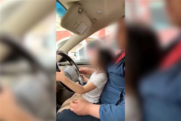 高速路上惊现两岁孩童驾车,父亲淡定面对引发网友愤怒,害人害己-图1 高速路上惊现两岁孩童驾车,父亲淡定面对引发网友愤怒,害人害己-图1