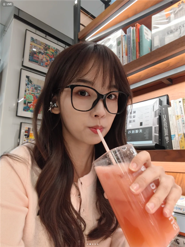 王冰冰手持OPPO Reno14人鱼姬配色自拍，颜值梦幻闪耀-图2