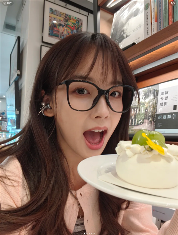 王冰冰手持OPPO Reno14人鱼姬配色自拍，颜值梦幻闪耀-图1
