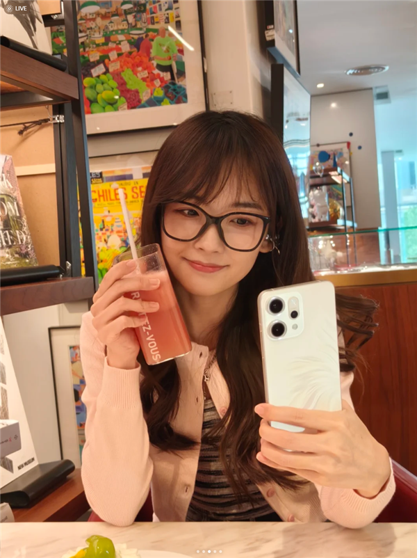 王冰冰手持OPPO Reno14人鱼姬配色自拍，颜值梦幻闪耀-图3