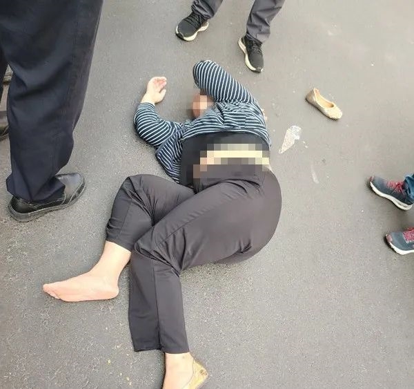 开门杀导致大妈摔伤，未戴头盔的汽车责任认定-图2