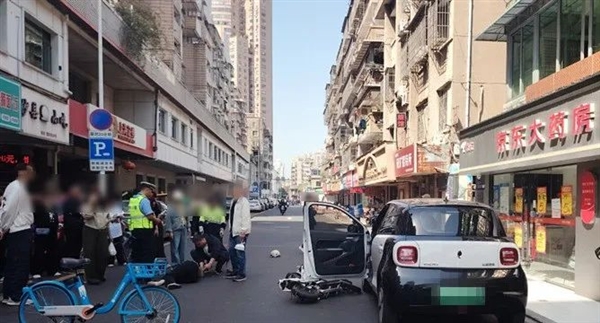 开门杀导致大妈摔伤，未戴头盔的汽车责任认定-图1