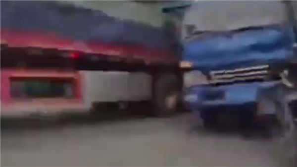 特斯拉Model Y遭六轮卡车追尾,车主安然无恙-图2 特斯拉Model Y遭六轮卡车追尾,车主安然无恙-图2