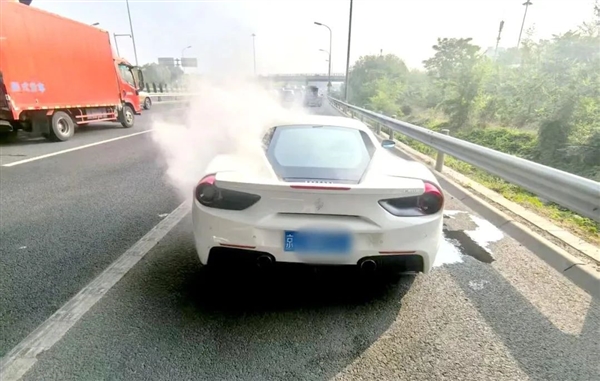 北京法拉利行驶中突发异响冒白烟-图1 北京法拉利行驶中突发异响冒白烟-图1