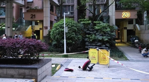 男子情绪失控从16楼扔出电竞椅，响声如炸弹引爆关注-图2
