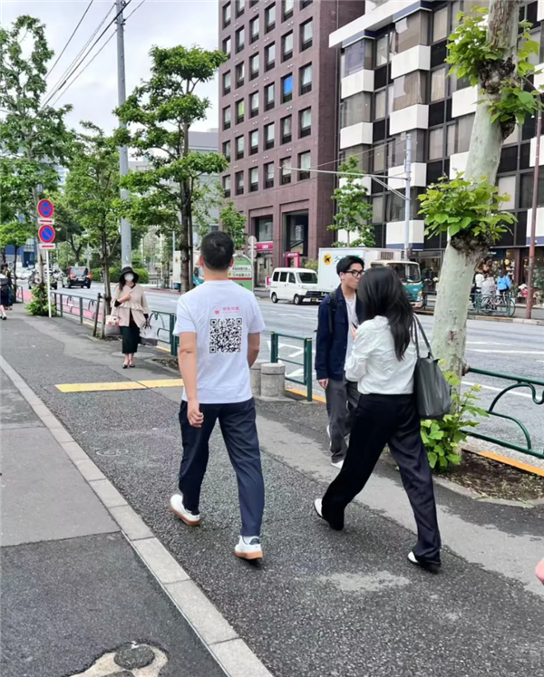偶遇刘强东!身穿猪猪侠与京东外卖联名T恤亮相日本-图2 偶遇刘强东!身穿猪猪侠与京东外卖联名T恤亮相日本-图2