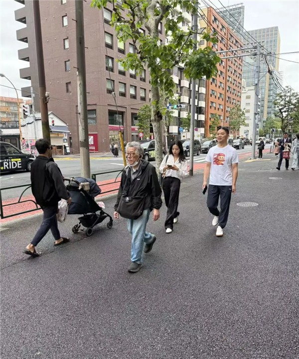 偶遇刘强东!身穿猪猪侠与京东外卖联名T恤亮相日本-图1 偶遇刘强东!身穿猪猪侠与京东外卖联名T恤亮相日本-图1